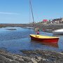 Chaloupe rouge et bord de mer